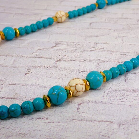 Turquoise and white stone bead necklace mixed with small gold beads. - Picture 9 of 12